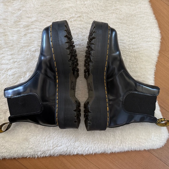 Dr. Martens 2976 smooth leather women’s platform Chelsea boots, size US 8 - Picture 8 of 8